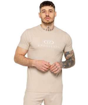 La camiseta de gimnasio para hombre de Enzo está diseñada tanto para comodidad como para estilo. Con un ajuste slim que se ajusta al cuerpo, esta camiseta ofrece un look moderno y estilizado. El cuello redondo acanalado añade durabilidad y un toque clásico, mientras que la audaz impresión de Enzo Jeans en el pecho realza su estilo atlético. Fabricada con tela de lycra, el material ofrece un ajuste elástico, asegurando máxima flexibilidad y libertad de movimiento. Perfecta para cualquier estilo de vida activo, las mangas cortas y el diseño ligero te mantienen fresco y cómodo.