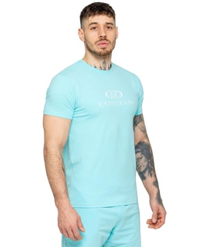 La camiseta de gimnasio para hombre de Enzo está diseñada tanto para comodidad como para estilo. Con un ajuste slim que se ajusta al cuerpo, esta camiseta ofrece un look moderno y estilizado. El cuello redondo acanalado añade durabilidad y un toque clásico, mientras que la audaz impresión de Enzo Jeans en el pecho realza su estilo atlético. Fabricada con tela de lycra, el material ofrece un ajuste elástico, asegurando máxima flexibilidad y libertad de movimiento. Perfecta para cualquier estilo de vida activo, las mangas cortas y el diseño ligero te mantienen fresco y cómodo.