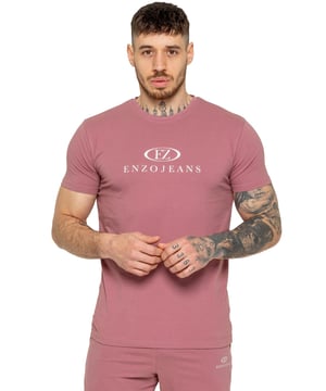 Das Enzo Herren Gym T-Shirt ist sowohl für Komfort als auch für Stil konzipiert. Mit einer slim fit Passform, die sich an den Körper anpasst, bietet dieses Shirt einen eleganten, modernen Look. Der gerippte Rundhalsausschnitt sorgt für Haltbarkeit und einen klassischen Touch, während der auffällige Enzo Jeans-Druck auf der Brust den sportlichen Charakter unterstreicht. Aus Lycra-Stoff gefertigt, bietet das Material einen dehnbaren Sitz, der maximale Flexibilität und Bewegungsfreiheit gewährleistet. Perfekt für einen aktiven Lebensstil, die kurzen Ärmel und das leichte Design halten dich kühl und komfortabel.