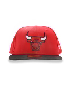 New Era Chicago Bulls NBA 59FIFTY Basic Cap.- Flat visor.- Circuit without regulation.- Embroidered eyelets.- Manufacturer's logo.- 100% Polyester. Ref: 10861624.