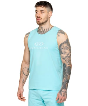 Das Enzo Herren Gym Vest ist für täglichen Komfort und Leistung konzipiert. Mit einer regulären Passform bietet dieses ärmellose Vest einen entspannten, aber stilvollen Look. Der Enzo Jeans-Druck auf der Brust verleiht einen markanten Touch, während das dehnbare Material und Lycra-Stoff Flexibilität und Bewegungsfreiheit garantieren. Mit einem genähten Saum für Haltbarkeit abgeschlossen, ist dieses Sport-Vest perfekt für Workouts, zum Schichten oder für den Alltag.