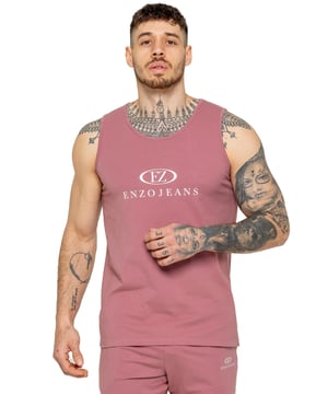 Das Enzo Herren Gym Vest ist für täglichen Komfort und Leistung konzipiert. Mit einer regulären Passform bietet dieses ärmellose Vest einen entspannten, aber stilvollen Look. Der Enzo Jeans-Druck auf der Brust verleiht einen markanten Touch, während das dehnbare Material und Lycra-Stoff Flexibilität und Bewegungsfreiheit garantieren. Mit einem genähten Saum für Haltbarkeit abgeschlossen, ist dieses Sport-Vest perfekt für Workouts, zum Schichten oder für den Alltag.