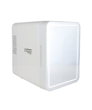 La Nevera Termoeléctrica Frío/Calor es la combinación perfecta de funcionalidad y estilo para centros de belleza, lugares de trabajo o uso personal.

Con un diseño moderno que incluye un espejo frontal iluminado con luz perimetral ajustable en tres intensidades, este frigorífico no solo almacena, sino que también aporta un toque sofisticado a cualquier espacio.

Su capacidad dual permite mantener productos cosméticos fríos a 3ºC o calentarlos hasta 65ºC, ideal para cremas, mascarillas o toallas.

¿Por qué usar una nevera cosmética?
La preservación óptima de productos cosméticos permite que cremas y mascarillas se conserven mejor a temperaturas controladas, manteniendo su eficacia por más tiempo.

Brinda una experiencia de spa en casa o en el trabajo con toallas calientes o productos refrescantes siempre disponibles.

Ofrece un estilo y funcionalidad, siendo perfecta para complementar espacios de belleza con un diseño moderno y práctico.

Modo de empleo:
Conexión: Enchufe la nevera a una toma convencional (100-240V) o al mechero del coche (12V) usando el cable correspondiente.
Selección de temperatura:
Para enfriar: Coloque el interruptor en COLD (luz verde).
Para calentar: Coloque el interruptor en WARM (luz roja).
Espejo iluminado: Active la luz LED frontal con el botón táctil. Pulse nuevamente para ajustar la intensidad (tres niveles).
Uso de bandeja: Organice productos con la bandeja interior extraíble.
Cambio de temperatura: Apague la nevera y espere al menos 5 minutos antes de cambiar entre frío y calor.
Apagado: Coloque el interruptor en OFF y desenchufe la nevera si no está en uso.
Nota: Mantenga las rejillas de ventilación libres de obstrucciones, especialmente en modo frío.

Características técnicas:
6L de capacidad
Rango térmico: 3ºC a 65ºC.
Luz LED ajustable
Adaptador para toma convencional (220V)
Adaptador para vehículo (12V)
Energía: 35 ~ 42W