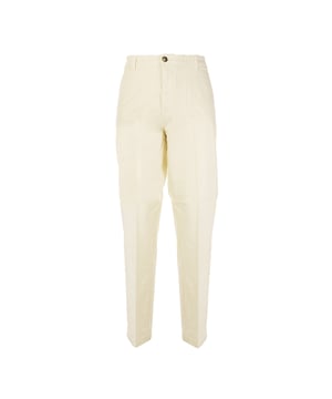 De GAS herenbroek combineert eigentijdse stijl en comfort, ideaal voor elke gelegenheid. Ze zijn gemaakt van hoogwaardige stoffen en bieden een perfecte pasvorm en fijne details, geschikt voor zowel casual als formele looks. Veelzijdig en essentieel in ontwerp, weerspiegelen ze de authenticiteit van het merk, ontworpen voor mannen die praktisch en stijlvol zoeken in een tijdloos kledingstuk.