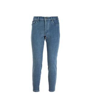 GAS damesjeans combineren stijl, comfort en kwaliteit perfect. Gemaakt van eersteklas stoffen en met moderne, veelzijdige pasvormen, bieden ze een pasvorm die het silhouet verbetert. Ze zijn verkrijgbaar in verschillende wassingen en details en zijn ideaal voor het creëren van casual of verfijnde looks, die de kenmerkende authenticiteit en aandacht voor design van het merk weerspiegelen.