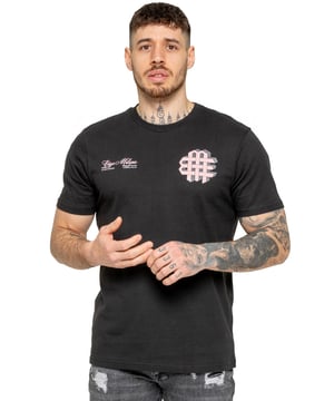 La camiseta estampada para hombre de Enzo Milano presenta un diseño moderno y minimalista con un llamativo emblema en relieve en la parte delantera y trasera. Diseñada con un cuello redondo acanalado y un ajuste regular, garantiza una sensación cómoda y transpirable, perfecta para el uso diario. Confeccionada en algodón de alta calidad, ofrece durabilidad manteniendo un tacto suave. El diseño estampado añade un atractivo urbano y moderno.