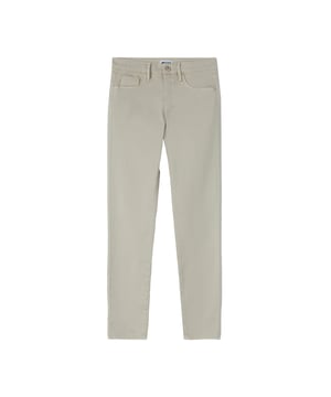 GAS damesjeans combineren stijl, comfort en kwaliteit perfect. Gemaakt van eersteklas stoffen en met moderne, veelzijdige pasvormen, bieden ze een pasvorm die het silhouet verbetert. Ze zijn verkrijgbaar in verschillende wassingen en details en zijn ideaal voor het creëren van casual of verfijnde looks, die de kenmerkende authenticiteit en aandacht voor design van het merk weerspiegelen.