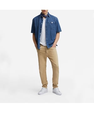 GAS herenjeans zijn het toonbeeld van authentieke en veelzijdige stijl. Ze zijn gemaakt van denim van hoge kwaliteit en bieden de perfecte combinatie van comfort, duurzaamheid en eigentijds design. Ze zijn verkrijgbaar in verschillende pasvormen en wassingen en passen bij elke gelegenheid, van casual tot verfijnd, en weerspiegelen de essentie van het merk voor dynamische, detailgerichte mannen.