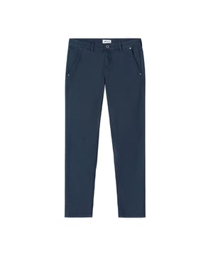 De GAS herenbroek combineert eigentijdse stijl en comfort, ideaal voor elke gelegenheid. Ze zijn gemaakt van hoogwaardige stoffen en bieden een perfecte pasvorm en fijne details, geschikt voor zowel casual als formele looks. Veelzijdig en essentieel in ontwerp, weerspiegelen ze de authenticiteit van het merk, ontworpen voor mannen die praktisch en stijlvol zoeken in een tijdloos kledingstuk.