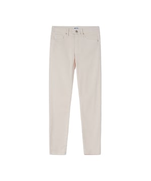 GAS damesjeans combineren stijl, comfort en kwaliteit perfect. Gemaakt van eersteklas stoffen en met moderne, veelzijdige pasvormen, bieden ze een pasvorm die het silhouet verbetert. Ze zijn verkrijgbaar in verschillende wassingen en details en zijn ideaal voor het creëren van casual of verfijnde looks, die de kenmerkende authenticiteit en aandacht voor design van het merk weerspiegelen.