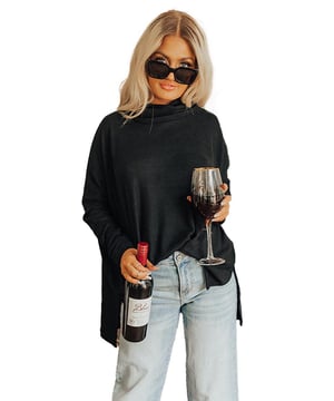 Color: Negro  
Estilo: Túnica con cuello drapeado  
Material: Tejido suave y ligero  
Escote: Cuello drapeado  
Longitud de la manga: Manga larga  
Ajuste: Silueta relajada  
Bajo: Recto, hasta el muslo con aberturas laterales acentuadas  
Tallas disponibles: S M L XL  
Tabla de tallas en centímetros (Busto Hombro Longitud de Manga Longitud Ancho del Bajo): S (118 77 40.5 71 124) M (124 80 41 73 130) L (130 83 41.5 75 136) XL (138 87 42 77 144)  
Tabla de tallas en pulgadas (Busto Hombro Longitud de Manga Longitud Ancho del Bajo): S (46.5 30.3 15.9 28.0 48.8) M (48.8 31.5 16.1 28.7 51.2) L (51.2 32.7 16.3 29.5 53.5) XL (54.3 34.3 16.5 30.3 56.7)  
Alta elasticidad
