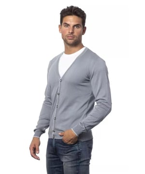Cardigan de algodón gris  
  Fabricado con algodón de alta calidad  
  Ajuste cómodo y elegante  
  Color gris versátil  
  Perfecto para usar en capas o solo  
  Adecuado para ocasiones formales e informales  
  Agrega un toque de sofisticación a cualquier atuendo  
  Un artículo imprescindible en el guardarropa masculino  
Material: 100% Algodón  