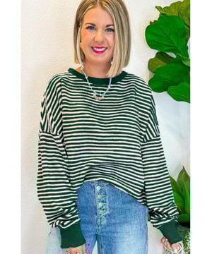 Top de manga larga suelto con hombros caídos y rayas verdes  
Diseño a rayas atemporal  
Corte suelto para una comodidad óptima  
Estilo de hombro caído a la moda  
Cuello redondo favorecedor  
Versátil y adecuado para varios estilos  
Medio  
Alta elasticidad para mayor comodidad  
Material: 97% Poliéster 3% Elastano