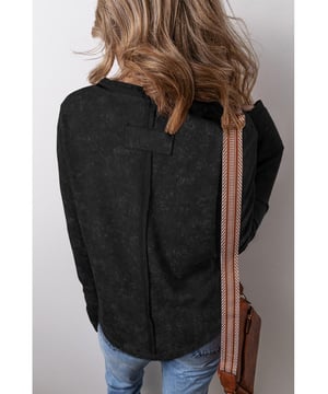 Trendiges und edgy schwarzes Acid-Wash-Design  
Gemütliches Waffelstrickmaterial für Komfort und Stil  
Knopfleiste am Kragen fügt eine Note von Detail und Vielseitigkeit hinzu  
Lange Ärmel sorgen für zusätzliche Wärme und eine klassische Silhouette  
Unisex-Design  
Größentabelle für Ihre Bequemlichkeit verfügbar