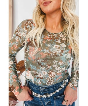 Patrón de impresión floral elegante  
Tejido de malla transpirable  
Silhouette ajustada favorecedora  
Mangas largas versátiles  
Ideal para usar en múltiples estaciones  
Perfecto para combinar con jeans o faldas  
Material: 95% Poliéster 5% Elastano
