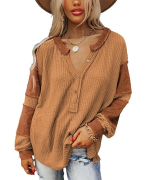 Lässiger Boho-Stil für ein Langarmshirt  
Gemütlicher und weicher, aufgeraute Waffelstrickstoff  
Kontrastierende Patches  
Entspannte und lockere Passform  
Henley-Knopfverschluss am Hals  
Material: 95% Polyester, 5% Elasthan