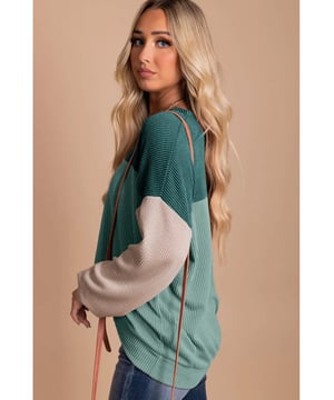 Womens Green Color Block Top
  Loose fit with ribbed detailing
  Unique color block pattern
  Long sleeves for added coverage
  Perfect for casual or formal occasions
Material: 75% Polyester 20% Viscose 5% Elastane