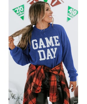 Celebra el día del juego con estilo con esta llamativa camiseta de manga larga con gráfico. Mantente cómodo y abrigado con la tela acanalada que añade una textura única. El diseño de cuello redondo ofrece un aspecto clásico y versátil para cualquier ocasión. Las mangas largas brindan calidez y cobertura adicional durante los días más frescos. Las camisetas de manga larga Dropship son perfectas para mostrar tu lado deportivo. Material: 75% Poliéster, 20% Viscosa, 5% Elastano.