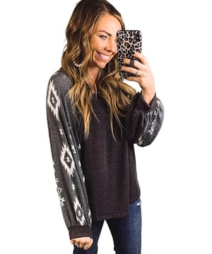 Camiseta negra de manga larga  
Parche con estampado occidental  
Diseño unisex  
Material: 90% poliéster 10% elastano
