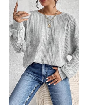 Tejido de punto texturizado  
Diseño cruzado y sin espalda  
Mangas largas  
Ajuste suelto para un estilo relajado  
Color gris claro sólido  
Alta elasticidad  
Disponible en tallas S M L XL  
Material: 95% Poliéster 5% Elastano