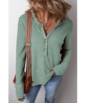 Top de manga larga con cuello abotonado en tejido de waffle lavado ácido verde humo  
  Look moderno y atrevido  
  Material de tejido waffle acogedor para comodidad y estilo  
  El cuello abotonado añade un toque de detalle y versatilidad  
  Mangas largas para mayor calor y una silueta clásica  
  Disponible en varias tallas