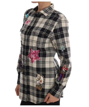 Marca: Dolce & Gabbana  
Colección: Cuento de hadas  
Color: Cuadrado en blanco y negro  
Cristales: Cristales multicolores y lentejuelas  
Cierre: Botón completo en la parte frontal  
Detalles del logo  
Hecho en Italia  
Material: 100% lana  
