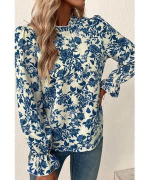 Blusa de estampado floral en azul cielo  
Mangas acampanadas para un look chic  
Diseño de espalda con abertura para una declaración sutil  
Detalle de cuello fruncido para un toque sofisticado  
Corte relajado con baja elasticidad  
Tabla de tallas disponible para referencia  
Material: 100% Poliéster