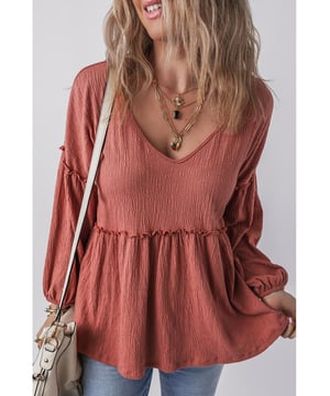 Blusa de color sólido en rojo mineral  
Tejido texturizado para mayor profundidad  
Detalle de volantes en los bordes  
Escote en V para un aspecto elegante  
Mangas abullonadas para una silueta dramática  
Diseño versátil y atemporal  
Material: 85% Poliéster 10% Algodón 5% Elastano