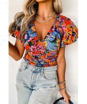 Impresión floral naranja  
El detalle fruncido añade textura  
Las mangas abullonadas están de moda  
El diseño con escote en V acentúa el escote  
Captivadora impresión floral para un look llamativo  
Disponible en tallas S, M, L y XL  
Material: 95% Poliester, 5% Elastano