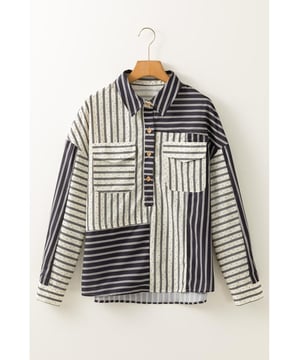 Efecto de bloque de color con rayas en blanco y negro  
Cuello con solapa  
Media tapeta de botones  
Bolsillos en el pecho  
Elegante, liviano y cómodo  
Material de alta calidad  
Corte holgado adecuado para la mayoría de las formas del cuerpo