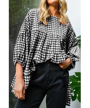 Diseño a cuadros negro a la moda  
Ajuste holgado para comodidad y estilo sin esfuerzo  
Diseño en capas que añade un toque de elegancia  
Estilo babydoll para una silueta encantadora y femenina  
Disponible en una variedad de blusas para envío directo  
Consulta la tabla de tallas para un ajuste preciso  
Material: 50% Poliéster 50% Algodón