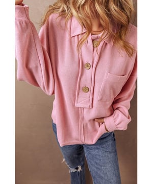 Rosa gerippter Strick-Henley-Oberteil mit Kragen und Brusttasche  
Stilvolles geripptes Strickdesign für ein strukturiertes Aussehen und Gefühl  
Klassischer Henley-Stil mit Kragen für einen eleganten Touch  
Fallendes Schulterdesign für einen lässigen, entspannten Look  
Praktische Brusttasche für zusätzlichen Stil  
Erhältlich in verschiedenen Größen  
Größentabelle zur perfekten Passform überprüfen  
Material: 97% Polyester, 3% Elastan