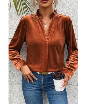 Camisa de terciopelo con cuello fruncido de llamas doradas lujosas  
Diseño unisex  
Tejido de terciopelo de alta calidad  
Patrón de llamas en un color dorado brillante  
El cuello fruncido añade un toque de elegancia  
Corte relajado y mangas largas ofrecen comodidad y versatilidad  
Material: 95% poliéster 5% elastano  