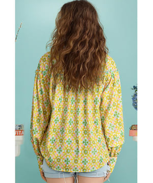 Impresionante estampado floral bohemio en verde  
Mangas abullonadas llamativas  
Detalles con volantes delicados  
Diseño de fácil abotonado  
Material: 100% Poliéster