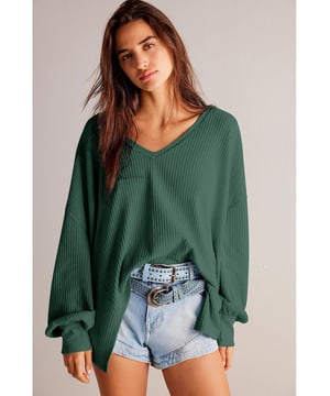 Tejido de punto waffle verde oscuro  
Ajuste holgado  
Hombros caídos  
Cuello en V  
Diseño versátil y clásico  
Tejido texturizado  
Fácil de combinar con pantalones casuales o más elegantes  
Disponible en una variedad de tamaños  
Material: 65% Poliéster 30% Viscosa 5% Elastano