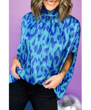 Estampado animal vibrante  
Detalle de cuello alto  
Mangas dolman  
Perfecto para combinar con cualquier jeans, pantalones ajustados y faldas  
Disponible en tallas S, M, L y XL  
Por favor, consulta la tabla de tallas a continuación para medidas precisas  
Material: 100% Poliester