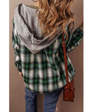 Patrón de cuadros verde atemporal  
Diseño de shacket versátil que combina camisa y chaqueta  
Práctico bolsillo en el pecho con cierre de botón  
Características de capucha casual y funcional  
Disponible en varias tallas  
Apto para todos los géneros  
 material: 62.7% poliéster 37.3% algodón