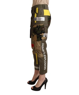 100% Authentieke Dolce & Gabbana Logo Cargo Broek  
Moderne stijl met unieke details en logo's  
Gemaakt van donkergroene katoen met kleurrijke patches  
Knopen aan de zijkant van de onderkant van de pijp  
Mid Waist Cargo Broek met een reguliere pasvorm  
Groene kleur met meerkleurige details  
Ritssluiting en knoopsluiting  
Logo details  
Gemaakt in Italië  
Materiaal: 100% Katoen