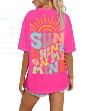 Camiseta gráfica SUNSHINE ON MY MIND en rosa brillante  
Camiseta holgada con hombros caídos y corte suelto  
Patrón colorido SUNSHINE ON MY MIND en la parte posterior  
Estilo versátil que combina fácilmente con jeans, pantalones cortos o una falda  
Disponible en todos los estilos a la moda  
Tabla de tallas disponible para elegir la talla correcta  
Diseñada para hombres y mujeres  
Material: 95% algodón 5% poliéster