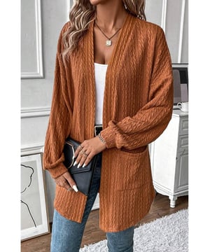 Kastanienfarbener strukturierten Strick-Cardigan mit offenen Taschen an den Seiten  
Bietet Wärme und ist ideal für den Übergang zwischen den Jahreszeiten  
Das offene Design verleiht jedem Outfit eine schicke Note  
Wird mit seitlichen Taschen geliefert, die Stil und Praktikabilität zu Ihrem Look hinzufügen  
Hohe Elastizität für eine bequeme Passform  
Erhältlich in den Größen S, M, L und XL  
Material: 97 % Polyester, 3 % Elasthan