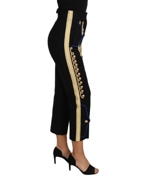 Prachtige Dolce & Gabbana zwarte militaire versierde broek  
Kleur: Zwart goud  
Model: Gecropte broek  
Logo-details  
Gemaakt in Italië  
Materiaal: 95% wol 3% polyamide 2% elastaan  
Zeer exclusief en hoog comfort.