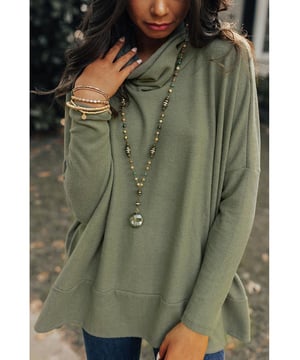 Color verde selva lujoso  
Diseño versátil de blusa tipo túnica con cuello estilo cowl  
Ajuste favorecedor y cómodo  
Materiales duraderos de alta calidad  
Estilo unisex