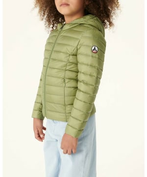 Elevate your casual look with the Carla Down Jacket, offering exceptional warmth and timeless style in a striking green hue.