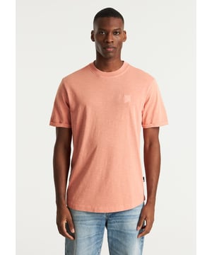 Das Brody Slub ist ein Regular-Fit-T-Shirt mit Garment-Dye-Färbung. Versehen mit charakteristischen CHASIN'-Details.