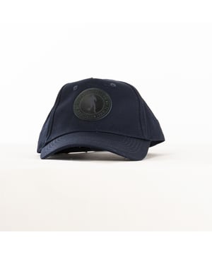 Die Herrenmütze von Bikkembergs ist ein sportliches und stilvolles Accessoire, das dem Alltagslook einen modernen Touch verleiht. Mit seinem schlichten Design und den markanten Details wie dem Markenlogo ist er perfekt für alle, die einen lässigen und doch eleganten Touch suchen. Der Hut ist vielseitig und funktional und spiegelt den dynamischen Ansatz der Marke wider, indem er Komfort und Trend in einem praktischen Accessoire vereint, das ideal ist, um ein urbanes Outfit zu vervollständigen.
