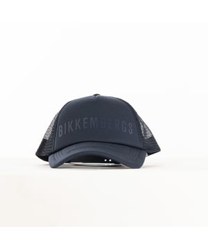 Die Herrenmütze von Bikkembergs ist ein sportliches und stilvolles Accessoire, das dem Alltagslook einen modernen Touch verleiht. Mit seinem schlichten Design und den markanten Details wie dem Markenlogo ist er perfekt für alle, die einen lässigen und doch eleganten Touch suchen. Der Hut ist vielseitig und funktionell und spiegelt den dynamischen Ansatz der Marke wider, indem er Komfort und Trendigkeit in einem praktischen Accessoire vereint, das ideal ist, um ein urbanes Outfit zu vervollständigen.