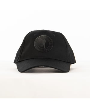 Der Herrenhut von Bikkembergs ist ein sportliches und stilvolles Accessoire, das dem Alltagslook einen modernen Touch verleiht. Mit seinem schlichten Design und den markanten Details wie dem Markenlogo ist er perfekt für alle, die einen lässigen und doch eleganten Touch suchen. Der Hut ist vielseitig und funktionell und spiegelt den dynamischen Ansatz der Marke wider, indem er Komfort und Trendigkeit in einem praktischen Accessoire vereint, das ideal ist, um ein urbanes Outfit zu vervollständigen.