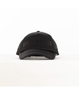 De Bikkembergs herenpet is een sportief en stijlvol accessoire dat is ontworpen om een moderne touch toe te voegen aan de alledaagse look. Met een eenvoudig ontwerp en opvallende details, zoals het merklogo, is hij perfect voor wie op zoek is naar een casual en toch elegante touch. De veelzijdige en functionele hoed weerspiegelt de dynamische benadering van het merk en combineert comfort en trendyheid in een praktisch accessoire, ideaal om een urban outfit compleet te maken.