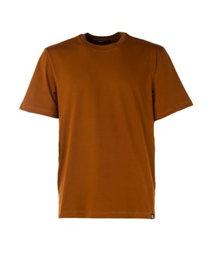 Het Reign heren t-shirt is de essentie van comfort en eenvoud. Gemaakt van hoogwaardige garens, voelt het zacht aan op de huid en is het duurzaam. Het minimalistische ontwerp en de perfecte pasvorm maken het een veelzijdig kledingstuk, ideaal voor elke gelegenheid. Een must-have in de garderobe van iedereen die praktisch wil zijn zonder aan klasse in te boeten.