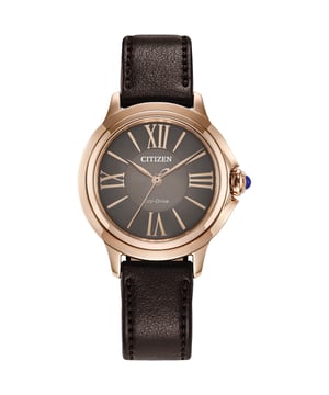 Diese Citizen Analog-Uhr für Damen ist das perfekte Zeitmessgerät, um es zu tragen oder zu verschenken. Das 30 mm runde Gehäuse aus Roségold kombiniert mit dem bequemen braunen Lederarmband ermöglicht es Ihnen, dieses atemberaubende Zeitmesser ohne Kompromisse zu genießen. Angetrieben von einem hochwertigen Eco-Drive-Uhrwerk und wasserdicht bis 5 bar wird Ihre Uhr weiterhin ticken.